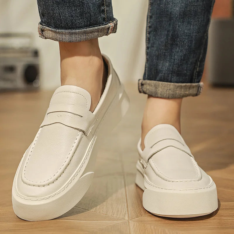 Mocassins masculinos feitos à mão 2025 novo vestido masculino sapatos casuais de couro genuíno sapatos de caminhada dos homens deslizamento-em sola grossa ao ar livre apartamentos