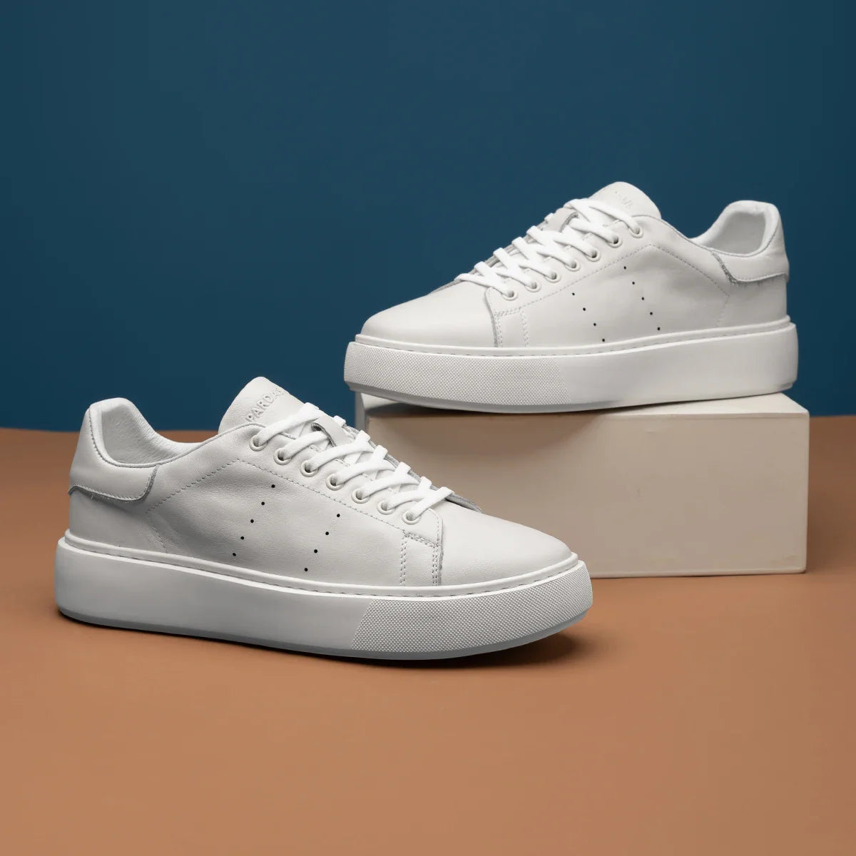 Novos sapatos casuais brancos de sola grossa para homens, sapatos esportivos versáteis, sapatos brancos da moda 240711