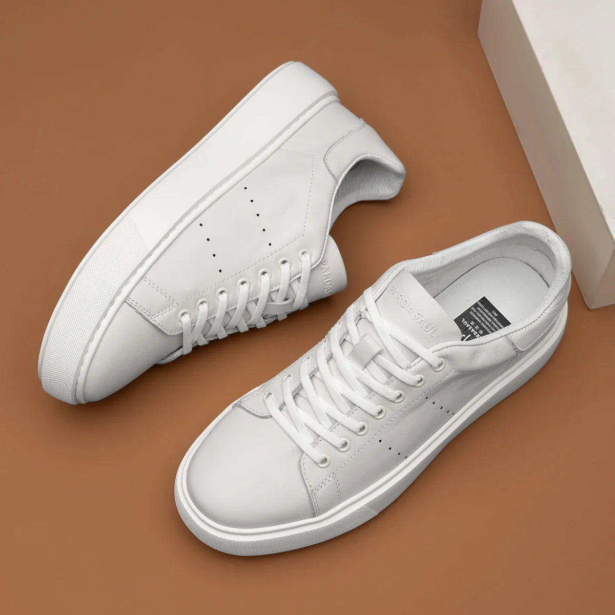 Novos sapatos casuais brancos de sola grossa para homens, sapatos esportivos versáteis, sapatos brancos da moda 240711