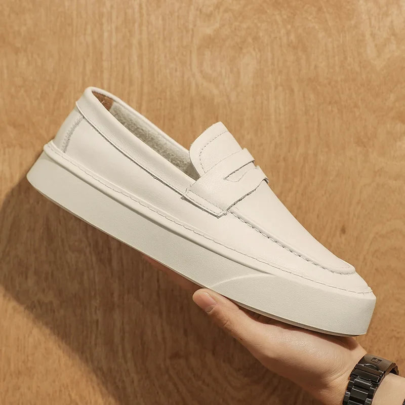 Mocassins masculinos feitos à mão 2025 novo vestido masculino sapatos casuais de couro genuíno sapatos de caminhada dos homens deslizamento-em sola grossa ao ar livre apartamentos