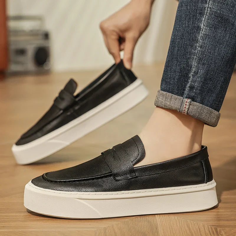 Mocassins masculinos feitos à mão 2025 novo vestido masculino sapatos casuais de couro genuíno sapatos de caminhada dos homens deslizamento-em sola grossa ao ar livre apartamentos