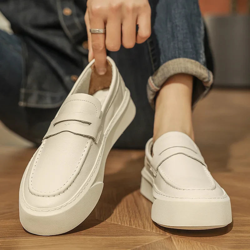 Mocassins masculinos feitos à mão 2025 novo vestido masculino sapatos casuais de couro genuíno sapatos de caminhada dos homens deslizamento-em sola grossa ao ar livre apartamentos