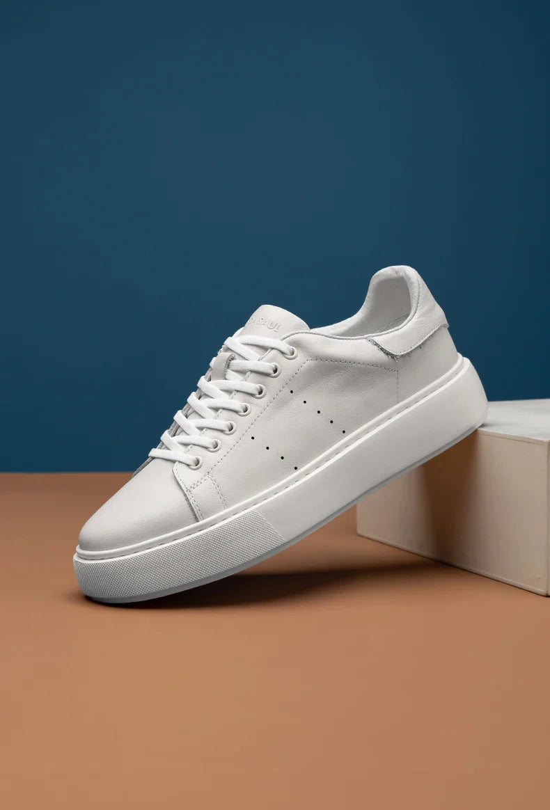 Novos sapatos casuais brancos de sola grossa para homens, sapatos esportivos versáteis, sapatos brancos da moda 240711