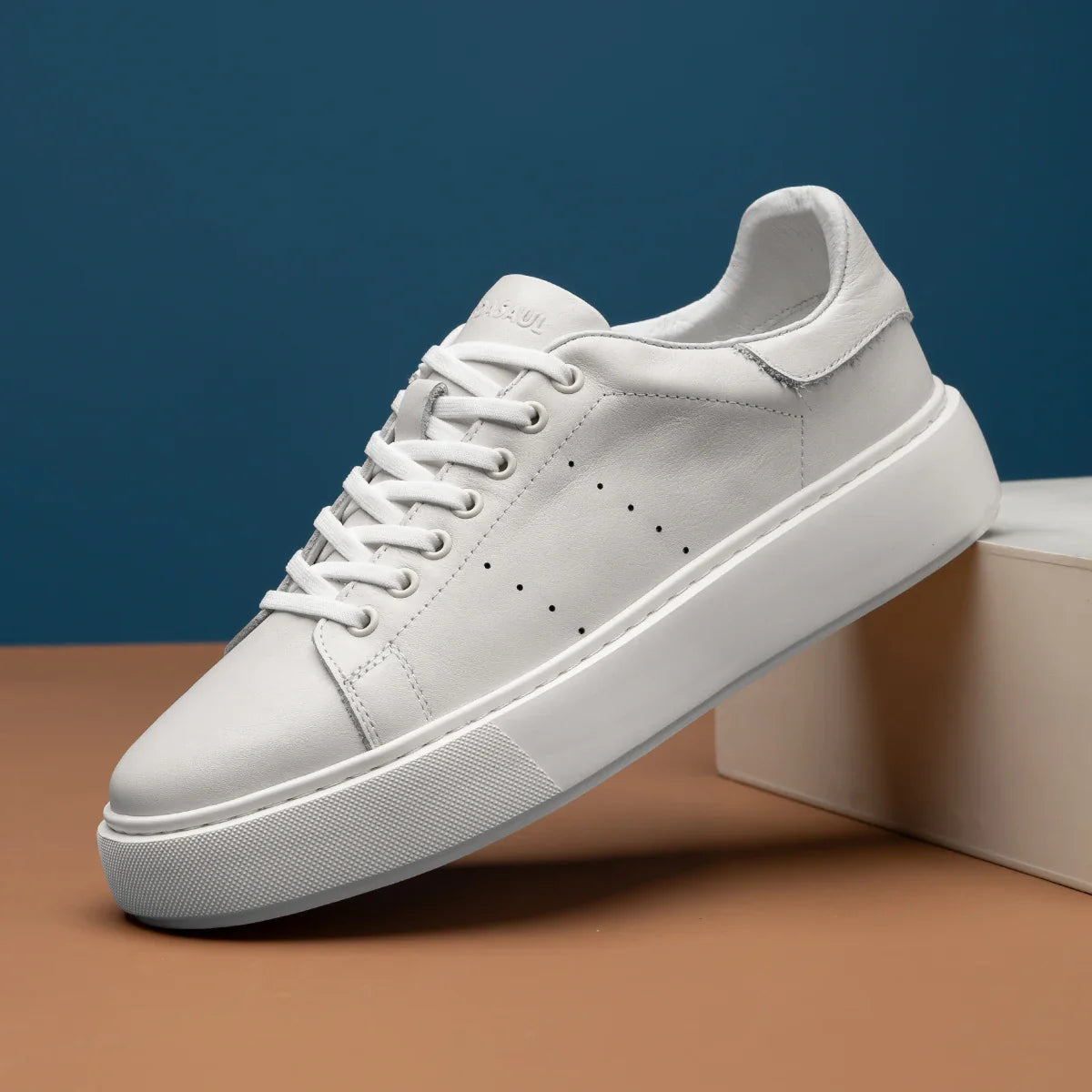 Novos sapatos casuais brancos de sola grossa para homens, sapatos esportivos versáteis, sapatos brancos da moda 240711