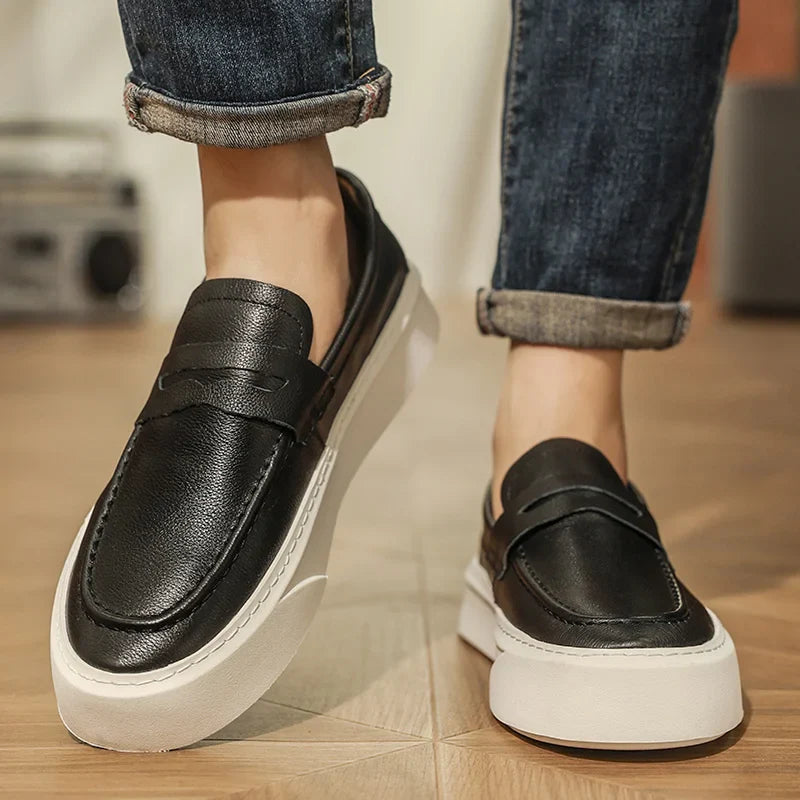 Mocassins masculinos feitos à mão 2025 novo vestido masculino sapatos casuais de couro genuíno sapatos de caminhada dos homens deslizamento-em sola grossa ao ar livre apartamentos