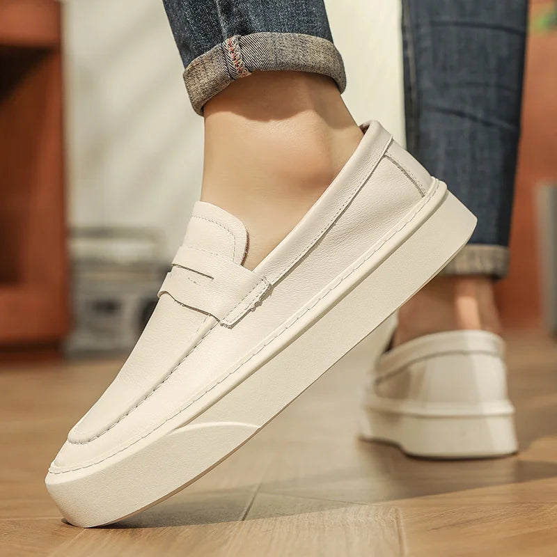 Mocassins masculinos feitos à mão 2025 novo vestido masculino sapatos casuais de couro genuíno sapatos de caminhada dos homens deslizamento-em sola grossa ao ar livre apartamentos