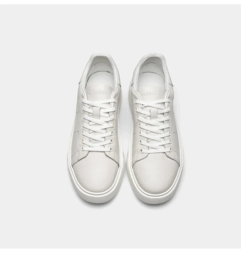 Novos sapatos casuais brancos de sola grossa para homens, sapatos esportivos versáteis, sapatos brancos da moda 240711