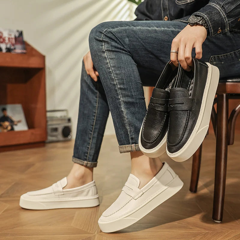 Mocassins masculinos feitos à mão 2025 novo vestido masculino sapatos casuais de couro genuíno sapatos de caminhada dos homens deslizamento-em sola grossa ao ar livre apartamentos