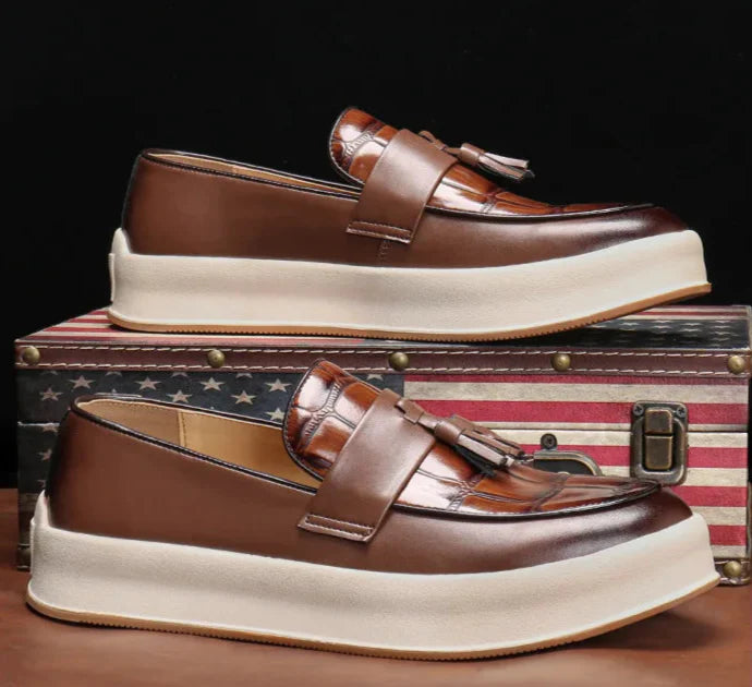 Masculino na moda personalizado designer borlas mocassins deslizamento-em sapatos de couro casuais masculino festa de casamento sola grossa aumentada