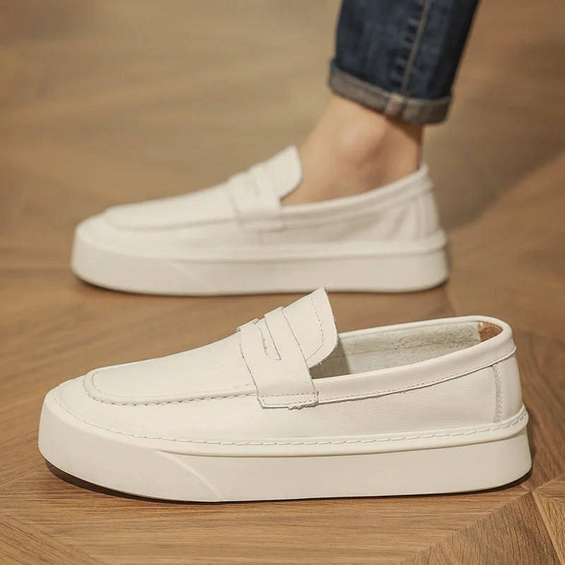 Mocassins masculinos feitos à mão 2025 novo vestido masculino sapatos casuais de couro genuíno sapatos de caminhada dos homens deslizamento-em sola grossa ao ar livre apartamentos