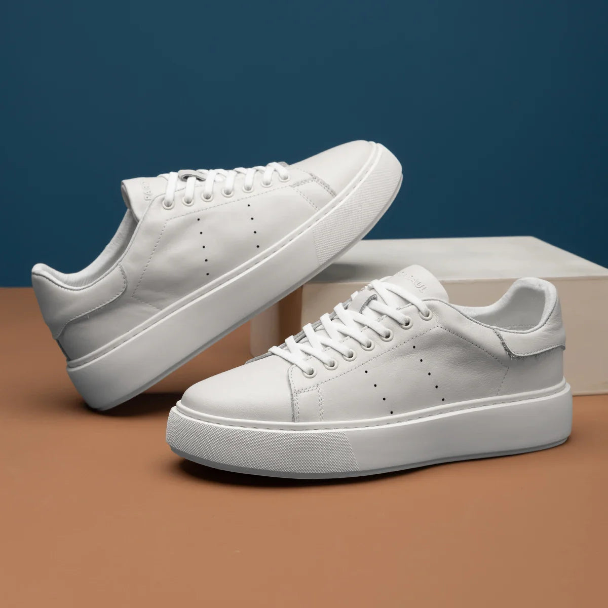 Novos sapatos casuais brancos de sola grossa para homens, sapatos esportivos versáteis, sapatos brancos da moda 240711