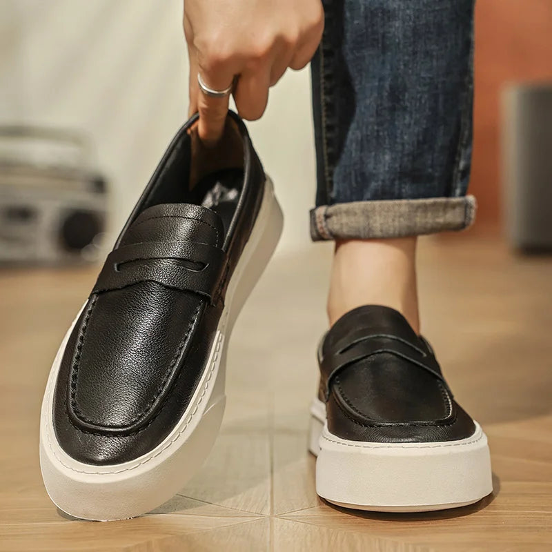 Mocassins masculinos feitos à mão 2025 novo vestido masculino sapatos casuais de couro genuíno sapatos de caminhada dos homens deslizamento-em sola grossa ao ar livre apartamentos