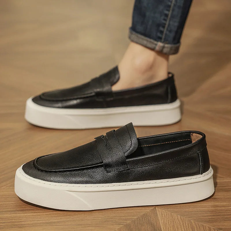 Mocassins masculinos feitos à mão 2025 novo vestido masculino sapatos casuais de couro genuíno sapatos de caminhada dos homens deslizamento-em sola grossa ao ar livre apartamentos