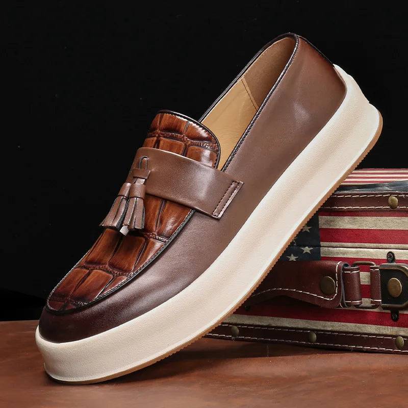 Masculino na moda personalizado designer borlas mocassins deslizamento-em sapatos de couro casuais masculino festa de casamento sola grossa aumentada