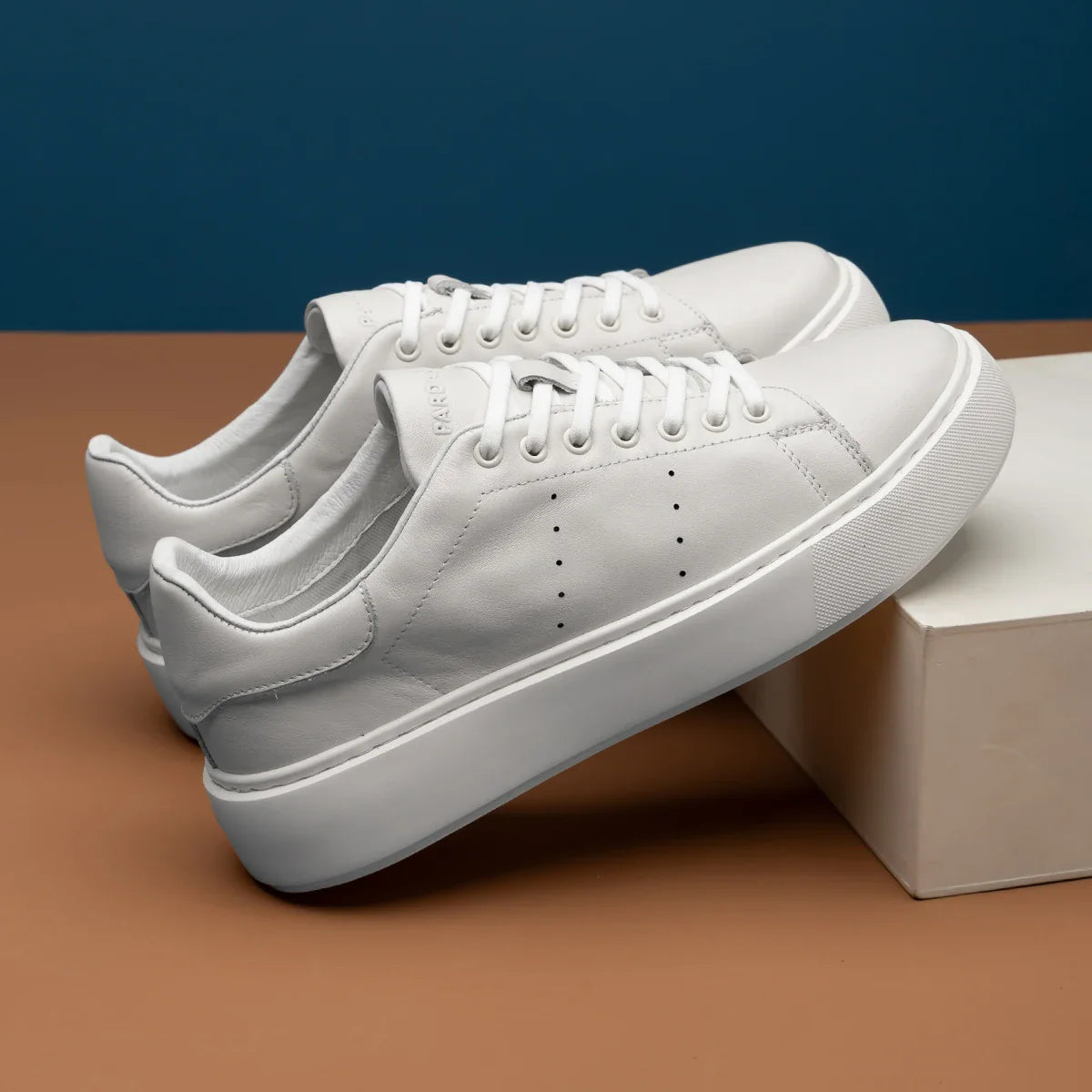 Novos sapatos casuais brancos de sola grossa para homens, sapatos esportivos versáteis, sapatos brancos da moda 240711