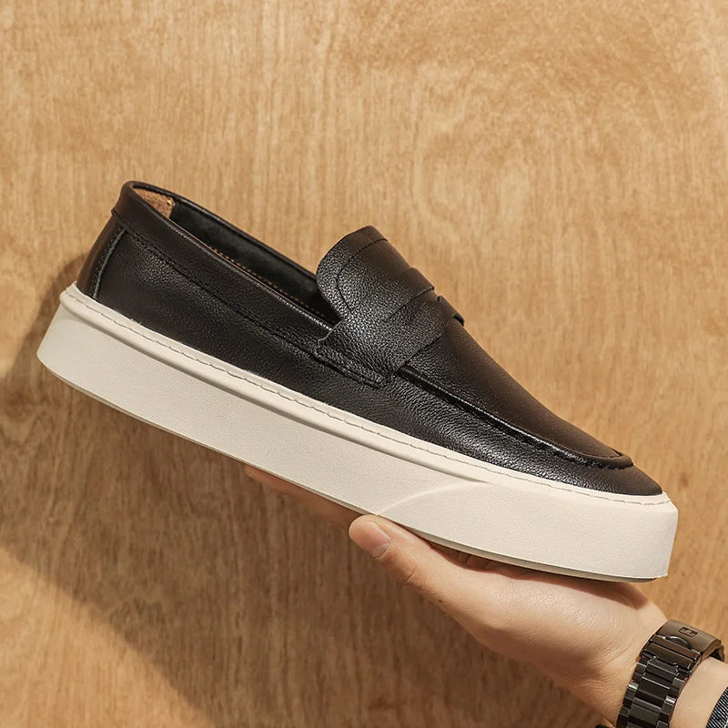 Mocassins masculinos feitos à mão 2025 novo vestido masculino sapatos casuais de couro genuíno sapatos de caminhada dos homens deslizamento-em sola grossa ao ar livre apartamentos