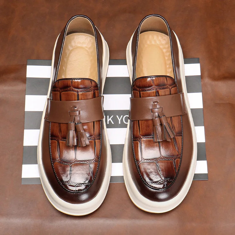 Masculino na moda personalizado designer borlas mocassins deslizamento-em sapatos de couro casuais masculino festa de casamento sola grossa aumentada