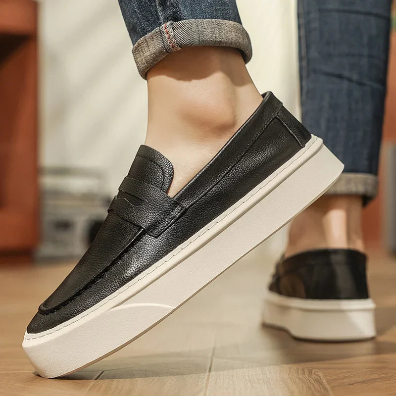 Mocassins masculinos feitos à mão 2025 novo vestido masculino sapatos casuais de couro genuíno sapatos de caminhada dos homens deslizamento-em sola grossa ao ar livre apartamentos