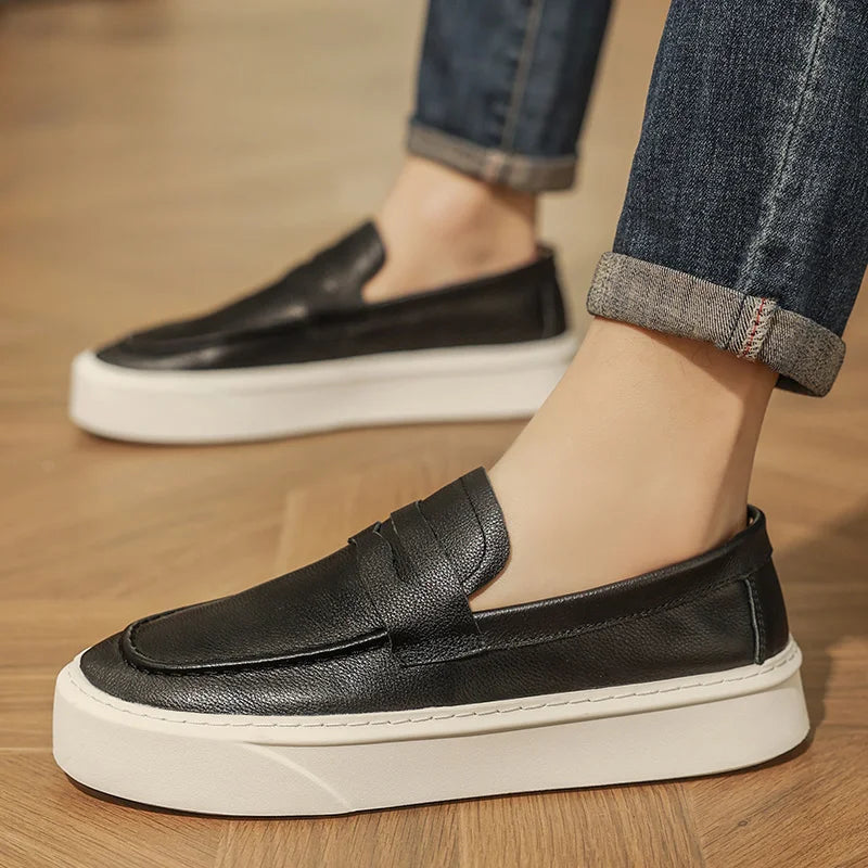Mocassins masculinos feitos à mão 2025 novo vestido masculino sapatos casuais de couro genuíno sapatos de caminhada dos homens deslizamento-em sola grossa ao ar livre apartamentos