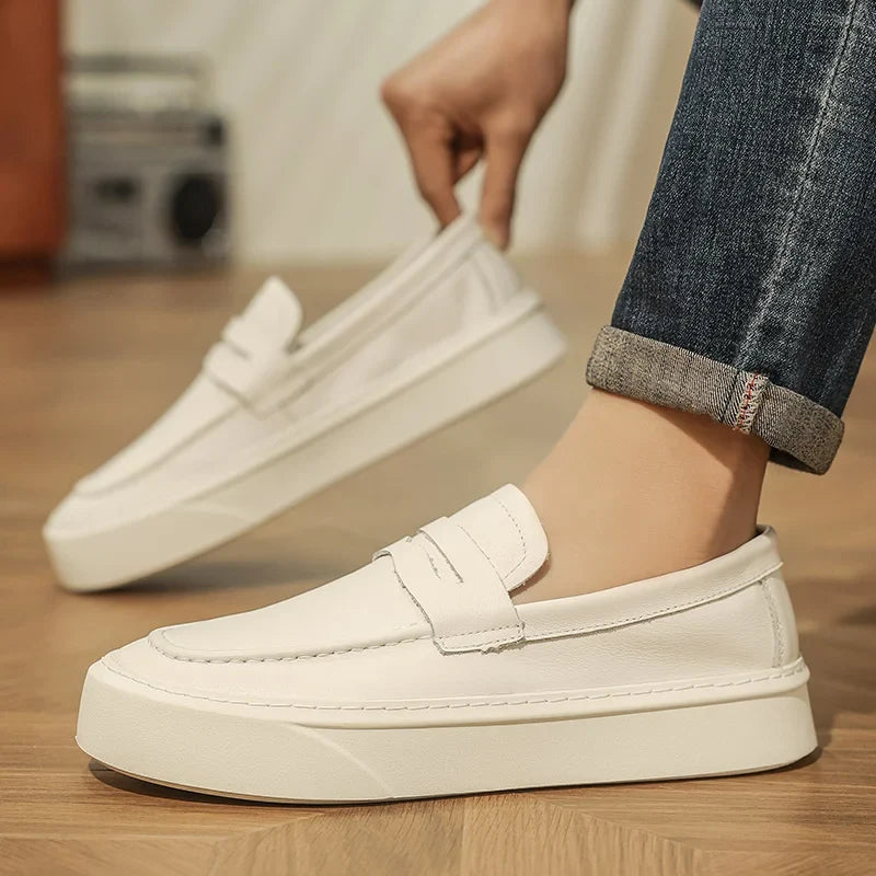 Mocassins masculinos feitos à mão 2025 novo vestido masculino sapatos casuais de couro genuíno sapatos de caminhada dos homens deslizamento-em sola grossa ao ar livre apartamentos